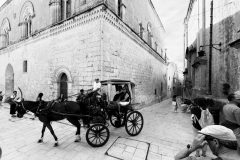 Eine Kutsche biegt nach rechts ab in Mdina auf Malta