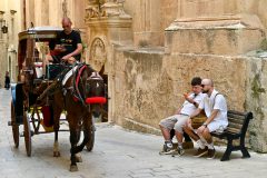 Eine Kutsche fährt durch Mdina auf Malta
