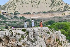 Auf dem Dingli Cliff auf Malta machen einige Frauen Selfies