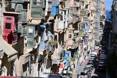 Eine steile Gasse in Valletta mit jeder Menge Holzbalkone den Gallariji