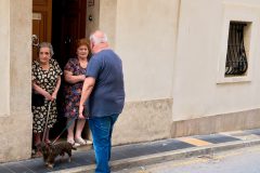 Ein Mann und sein Hund flirtet mit zwei älteren Damen in Rabat auf Malta