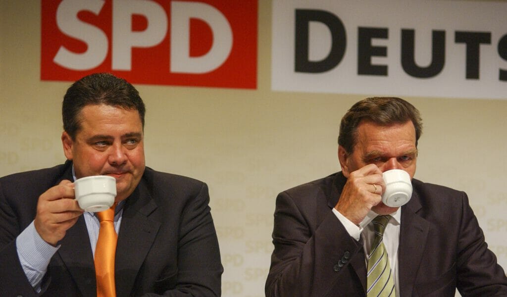 Kaffee unter Beratern - Sigmar Gabriel - Fraktionsvorsitzender der SPD im Landtag von Niedersachsen und Bundeskanzler Gerhard Schröder auf dem Landesparteitag der SPD in Hannover im Juli 2005. Foto: Markus Hansen