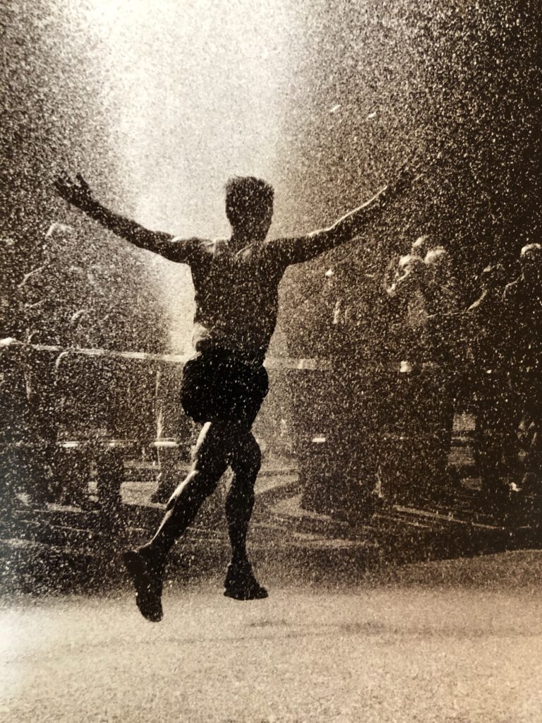 Es war sehr heiß im April und die Veranstalter erfrischten die Teilnehmer mit einer Dusche. | Foto: Markus Hansen