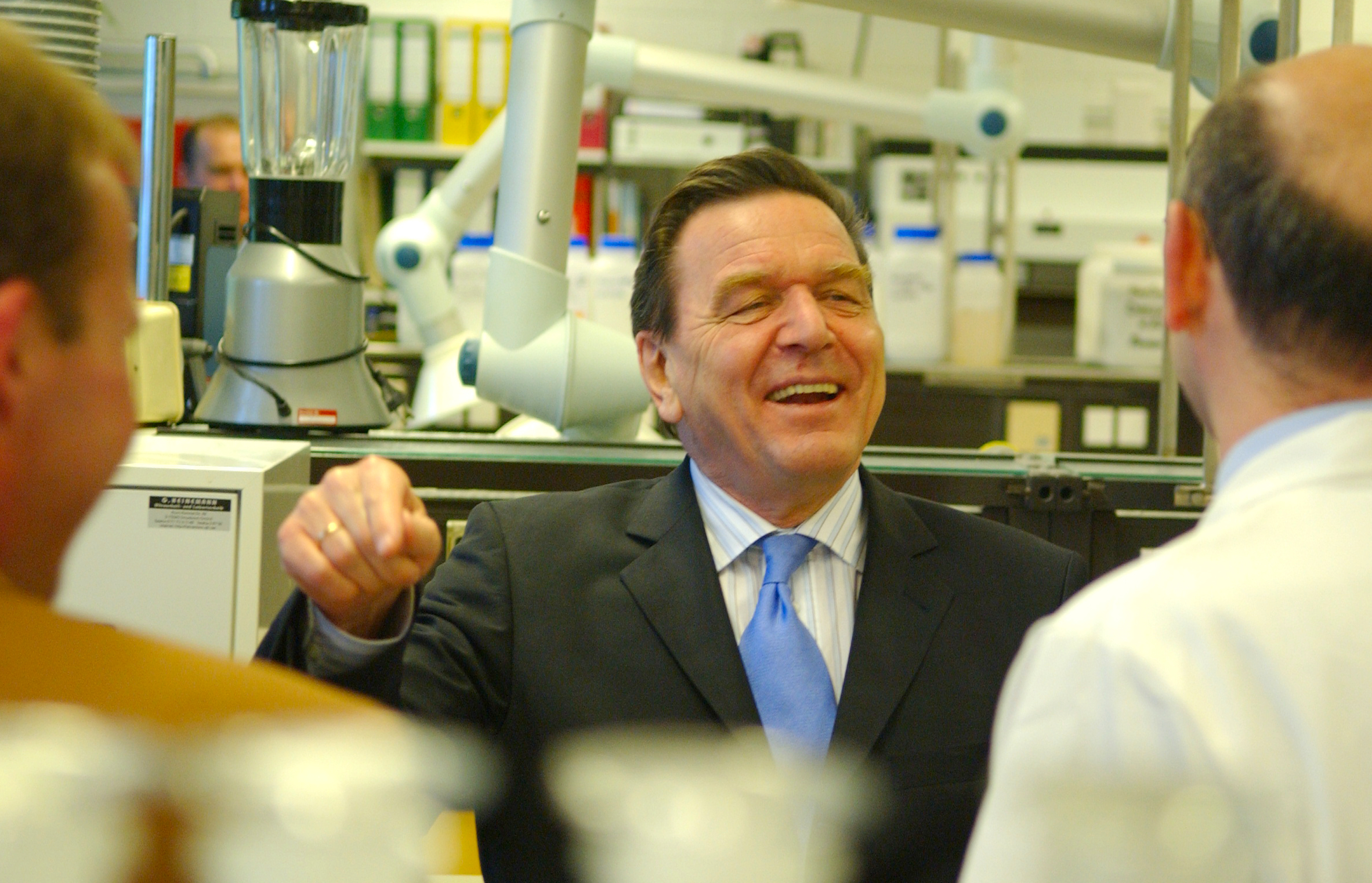 Bundeskanzler Gerhard Schröder (SPD) besucht mit Heide Simonis die Firma Sasol in Brunsbüttel am 17.2.2005 | Foto: Markus Hansen | Vertrieb: actionpress.de