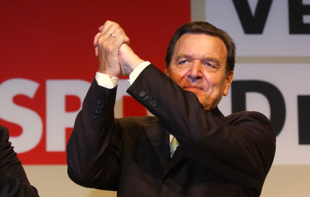 Bundeskanzler Gerhard Schröder freut sich über seinen ersten Platz auf der Landesliste der SPD in Niedersachsen zu den bevorstehenden Neuwahlen 2005. | Foto: Markus Hansen | Vertrieb: actionpress